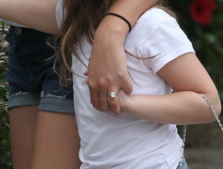 אסתי גינזבורג עם טבעת אירוסין מתרגלת זוגיות (צילום: אלעד דיין)