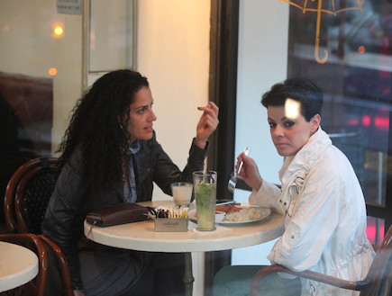 דנה רון ומרב בטיטו בקפה ראשון אחרי בית האח הגדול (צילום: אלעד דיין)