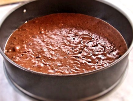 עוגת פרלין מוס שוקולד - לפני הכניסה לתנור (צילום: דליה מאיר, קסמים מתוקים)