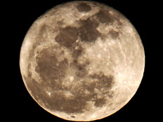 הירח הענק במלוא הדרו (צילום: רויטרס)