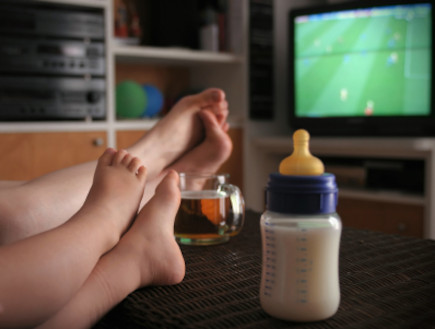 אבא ותינוק צופים בכדורגל (צילום: vesilvio, Istock)