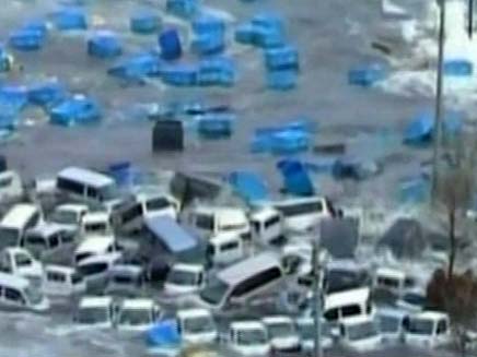 הגל סחף מאות מכוניות וגרם להרס אדיר (צילום: חדשות 2)