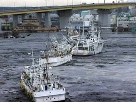 ספינות נסחפות בצונאמי, רעידת אדמה ביפן (צילום: חדשות 2)