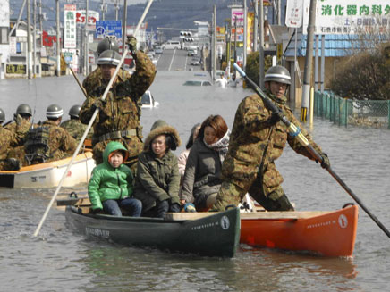 מתמודדים עם הנזקים ביפן, בסוף השבוע (צילום: רויטרס)