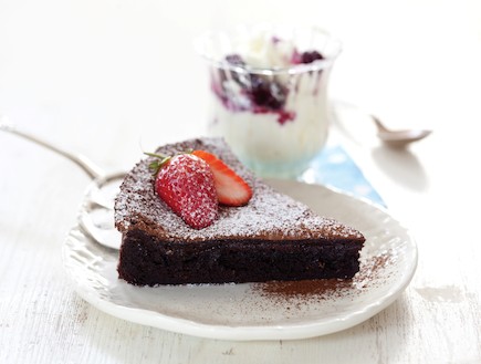 עוגת פאדג' שוקולד (צילום: דן לב, על השולחן)