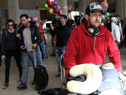 יעל גולדמן אוספת את אורי פפר משדה התעופה (צילום: עודד קרני)