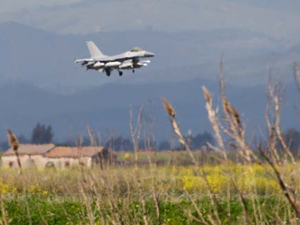 מטוס קרב איטלקי ממריא מסיציליה, היום (צילום: AP)