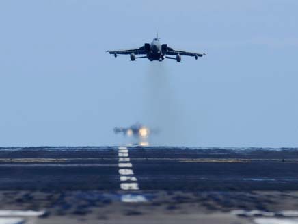 הכוחות האוויריים החלו במתקפה (צילום: רויטרס)