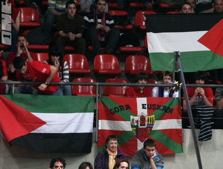 דגלי פלסטין ביציע (שרון קביליו) (צילום: מערכת ONE)