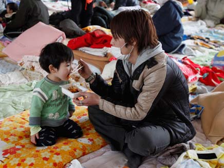 הרשויות בטוקיו: אסור לתינוקות לשתות מי ברז (צילום: AP)