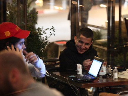 אלעד צפני בקפה עם חברים (צילום: אלעד דיין)
