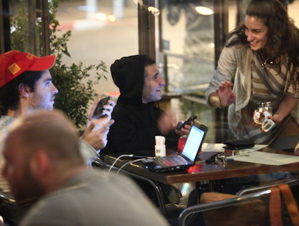 אלעד צפני בקפה עם חברים (צילום: אלעד דיין)