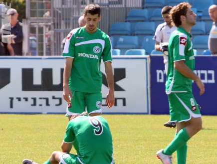 שחקני מכבי חיפה מאוכזבים לאחר ההפסד המפתיע (יניב גונן) (צילום: מערכת ONE)