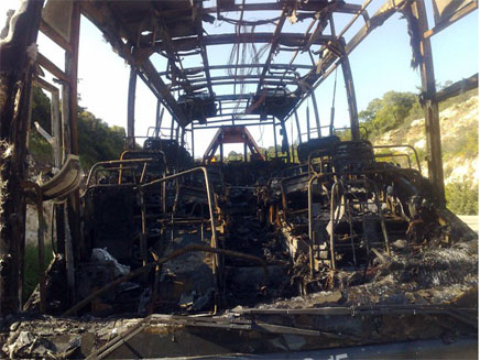 האוטובוס שרוף כליל (צילום: חדשות 2)