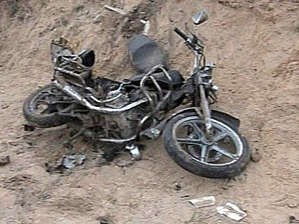 האופנוע שנפגע בתקיפת צה"ל, היום בעזה (צילום: חדשות 2)