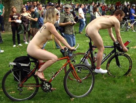 רכיבת אופניים בעירום (צילום: האתר הרשמי)