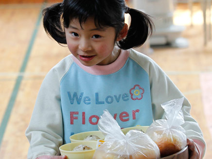 ילדה יפנית במקלט לחסרי בית (צילום: רויטרס)