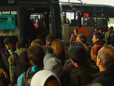 אין רכבות ואין מקום באוטובוסים (צילום: חדשות ערוץ 2)