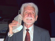 מרטין קופר עם המכשיר הסלולרי Motorola DynaTAC (צילום: יחסי ציבור)