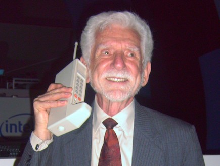 מרטין קופר עם המכשיר הסלולרי Motorola DynaTAC (צילום: יחסי ציבור)