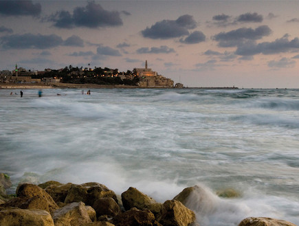 חוף סוער בתל אביב (צילום: משה שי לפלאש 90)
