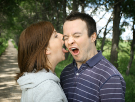 אישה מנשקת גבר שנגעל מהרעיון (צילום: istockphoto)