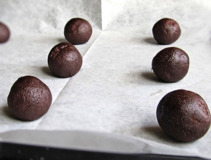 עוגיות שוקולד שוקולד - כדורים (צילום: דליה מאיר, קסמים מתוקים)