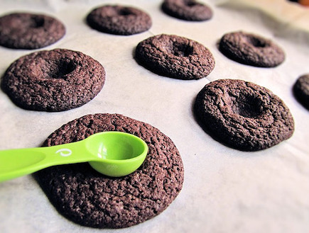 עוגיות שוקולד שוקולד - יוצרים שקעים (צילום: דליה מאיר, קסמים מתוקים)