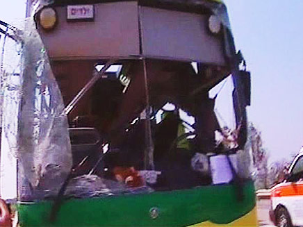האוטובוס שנפגע, היום (צילום: חדשות 2)