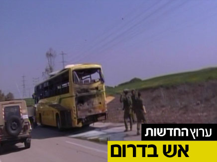 האוטובוס שנהרס מפגיעת טיל נ"ט בצומת סעד (צילום: חדשות 2)