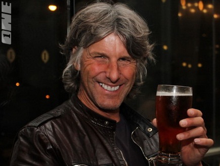 סטפן אנגלס עם הבירה ביד. ישתתף במרתון (מור שאולי) (צילום: מערכת ONE)