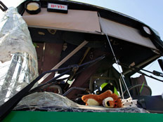 אוטובוס ילדים נפגע מפצמר (צילום: AP)