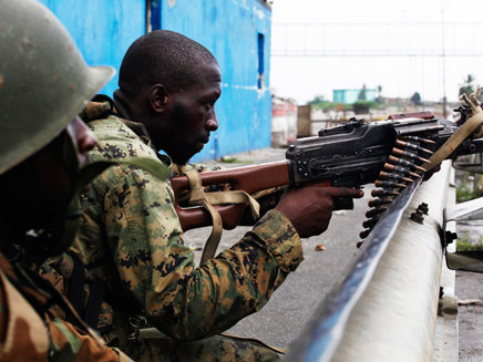חייל נאמן חוף השנהב בעמדת ירי (צילום: רויטרס)
