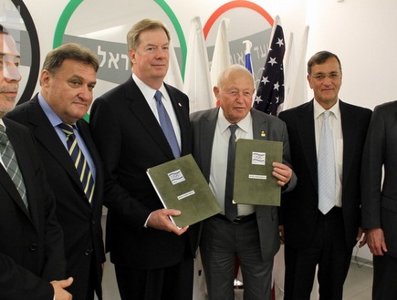 חברי הוועד האולמפי עם היו&"ר האמריקאי (מור שאולי) (צילום: מערכת ONE)