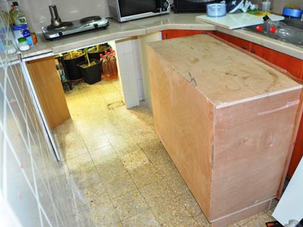 דלת הסתרים בארון המטבח, היום בבת ים (צילום: משטר ישראל)