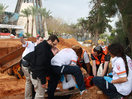 הנהג מפונה מהבור (צילום: אהוד אמיתון)