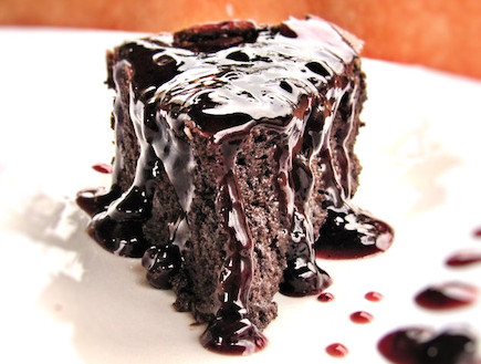 עוגת שוקולד לפסח - פרוסה (צילום: דליה מאיר, קסמים מתוקים)