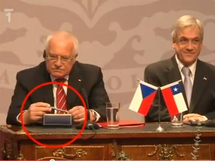 גניבה נשיאותית מתועדת. נשיא צ'כיה (צילום: חדשות 2)