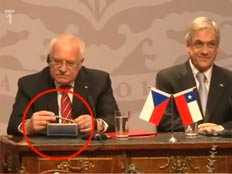גניבה נשיאותית מתועדת. נשיא צ'כיה (צילום: חדשות 2)