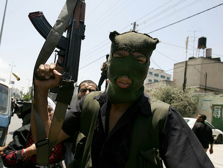 חייל חמאס עם נשק (צילום: Abid Katib, GettyImages IL)