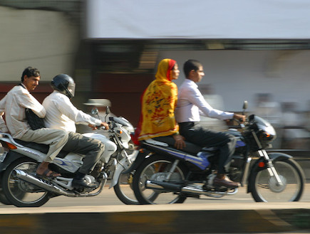 אופנוע בהודו (צילום: נעם וינד)