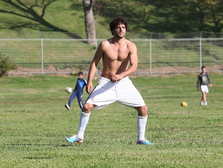 אוהד אלון משחק כדורגל (צילום: ראובן שניידר)