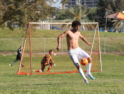 אוהד אלון משחק כדורגל (צילום: ראובן שניידר)