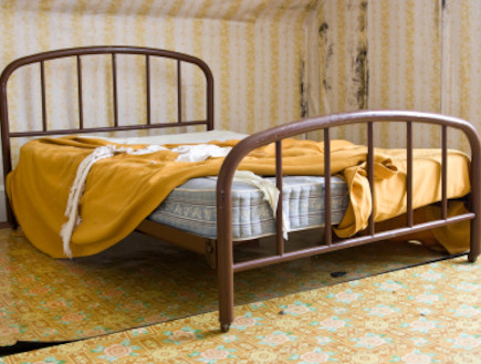 מיטה מטונפת (צילום: tomeng, Istock)