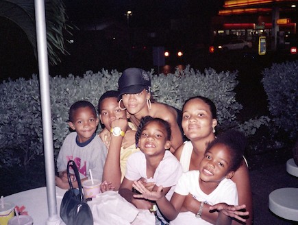 ריהאנה ומשפחתה האובדת (צילום: Splash News, Splash news)