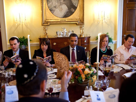 אובמה וקרוביו יושבים לחג בשנה שעברה (צילום: הבית הלבן)
