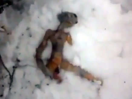 גופת 'החייזר' בשלג (צילום: יוטיוב)