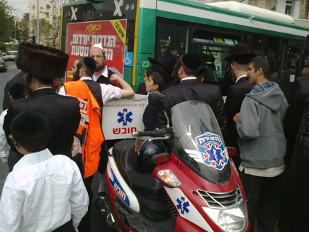 זירת התאונה, היום בירושלים (צילום: שמואל בן ישי - סוכנות הידיעות "חדשות 24")
