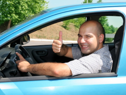 גבר נוהג ומבקש עזרה ממישהו ברחוב (צילום: vladacanon, Istock)