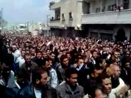 המונים צועדים נגד אסד בסוריה (צילום: רויטרס)